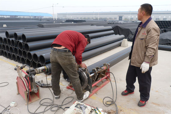 التوصيلات الحامية الحفر أنابيب HDPE باللون الأبيض مع الشرائط الزرقاء لمختلف مشاريع الحفر